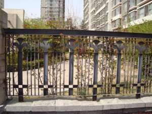 aluminum fencing in many styles with good structure